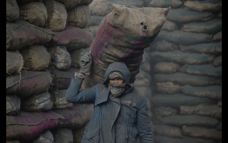 Un trabajador descarga un saco de carbón en Kabul, Afganistán. AFP/N. Shirzada