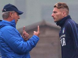 El seleccionador italiano Giampiero Ventura (I) conversa con el jugador Ciro Immobile (D). EFE/M. Bazzi