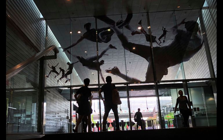 Una estación del Metro se ve decorada con calcomanías de atletas en Singapur. AP/W. Maye-E