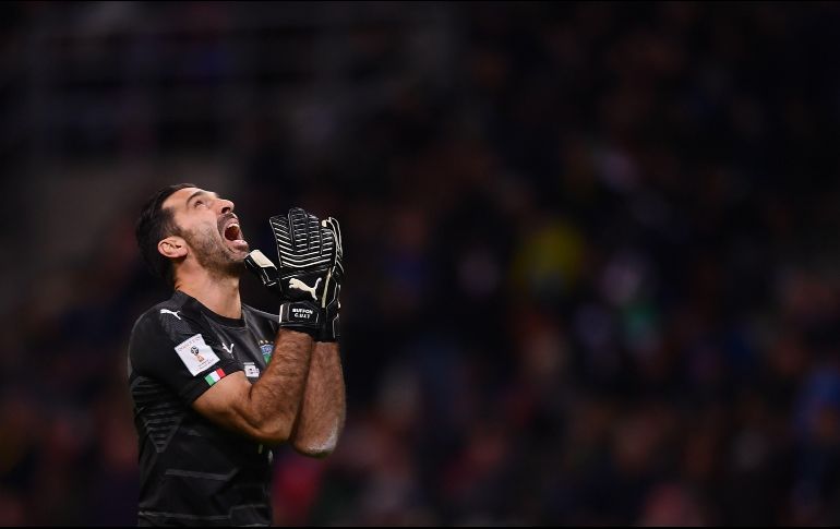 El portero Gianluigi Buffon ve desvanecerse la posibilidad de concluir su brillante carrera con una aparición en una Copa del Mundo. AFP/M. Bertorello