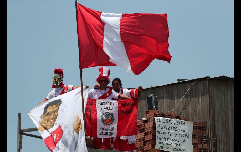 Un grupo de fans  de la Selección peruana observan el entrenamiento desde una azotea en la Villa Deportiva Nacional en Lima. Perú recibirá a Nueva Zelanda el 15 de noviembre por el partido de vuelta de la repesca del Mundial de Rusia. EFE/E. Arias