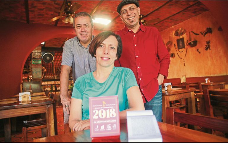 Rodolfo Orozco (a la derecha), Rossana Camarena y Óscar Table hablaron de la presentación del Anuario, el cual llevarán a la FIL. EL INFORMADOR/M. Vargas