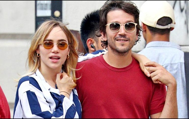 Suki Waterhouse y Diego Luna. La pareja camina por las calles de Nueva York. ESPECIAL