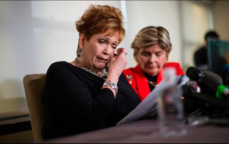 Beverly Young Nelson acompañada por su abogada, Gloria Allred. AFP/E. Muñoz