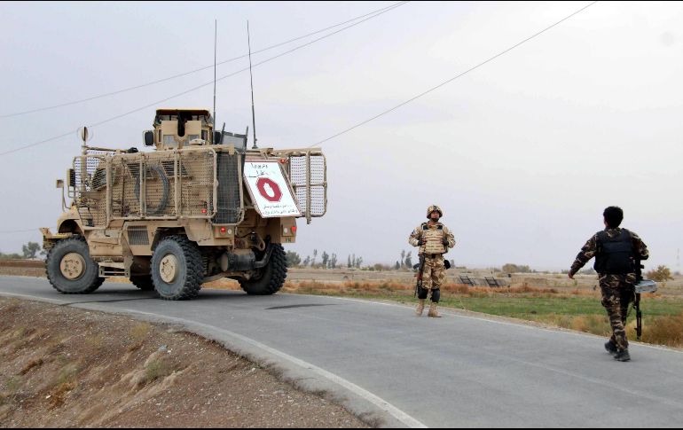 Soldados de la misión de la OTAN en Afganistán, Apoyo Decidido, inspeccionan la escena en la que explosionó un coche bomba como parte de los ataques. EFE/M. Sadiq