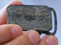 Minoru Haraguchi, director del Museo Conmemorativo de la Paz de Hiroshima, muestra una hebilla de cinturón corroída que fue rescatada tras el bombardeo en la ciudad. AP/ARCHIVO
