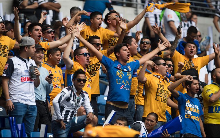 Una de las acciones anunciadas este martes es que se restringirá la venta de alcohol dentro del estadio, por lo que sólo estará disponible al final del primer tiempo. MEXSPORT / ARCHIVO