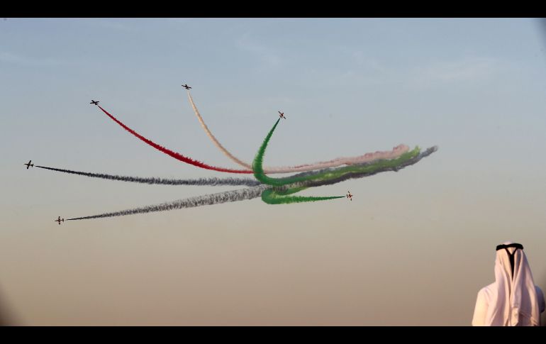 El equipo Al-Fursan se presenta en la exhibición aréa de Dubai, Emiratos Árabes Unidos. AFP/K. Sahib