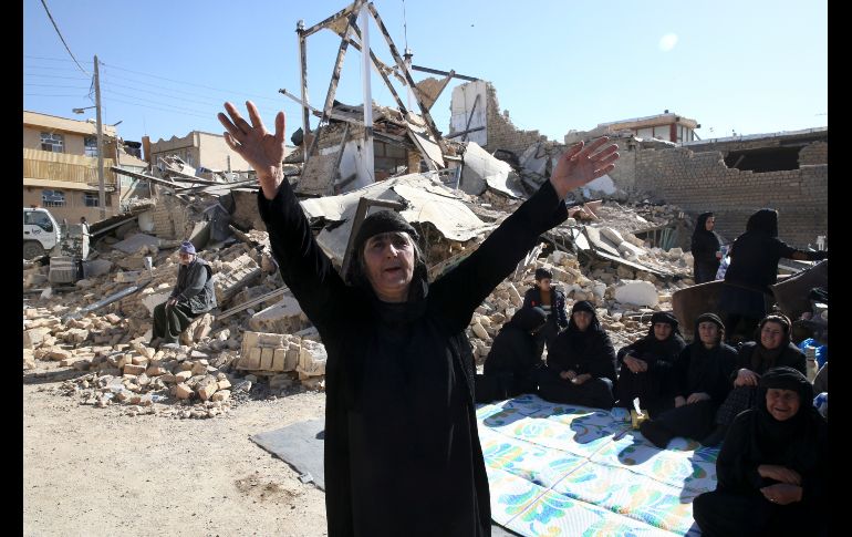 Una mujer se lamenta junto a un edificio colapsado por un sismo en Sarpol-e-Zahab, Irán. AP/V. Salemi
