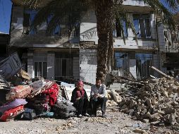 Dos personas frente a su casa destruida por el sismo del domingo en Irán. AP/ V. SALEMI