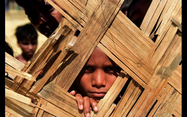 Un refugiado rohinyá ve hacia un centro de distribución en el campamento para refugiados en Ukhia, Bangladesh. AFP/M. Uz Zaman