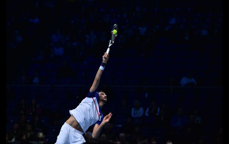 Marin Cilic, de Croacia, sirve en partido de las Finales de la ATP ante Jack Sock, de Estados Unidos, en Londres. AFP/G. Kirk