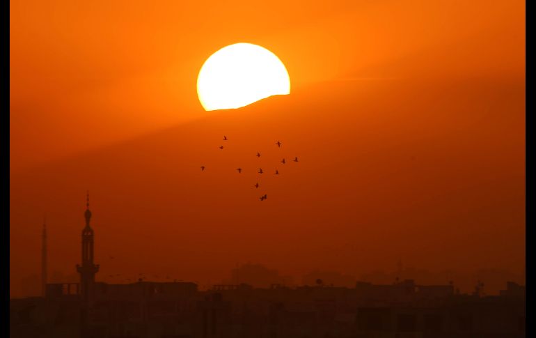 El Sol se pone detrás de la población siria de Harasta. AFP/A. Almohibany