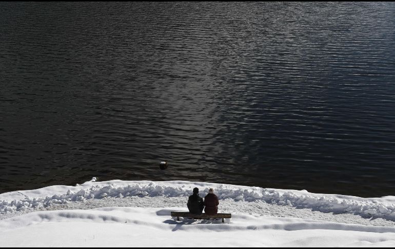 La nieve cubre la orilla del lago Spitzingsee en la ciudad del mismo nombre en los Alpes al sur de Alemania. AFP/C. Stache
