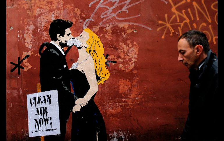 Un grafiti del artista callejero TVBoy, en Roma, que recuerda una escena de la famosa película italiana  