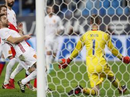 El portero español David De Gea le negó el gol del triunfo a Smolov con una buena atajada a los 86. EFE / A. Maltsev