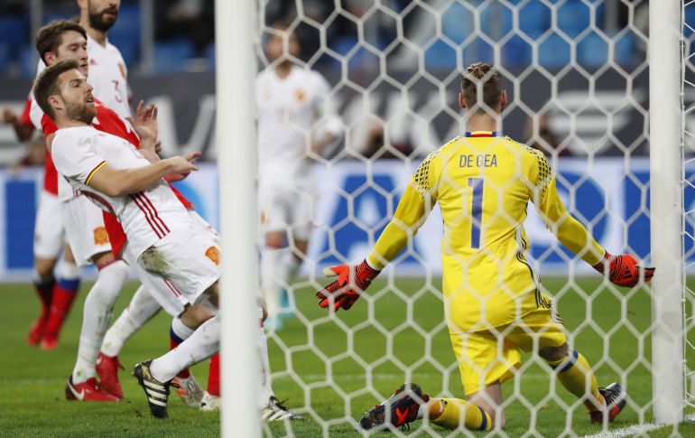 El portero español David De Gea le negó el gol del triunfo a Smolov con una buena atajada a los 86. EFE / A. Maltsev