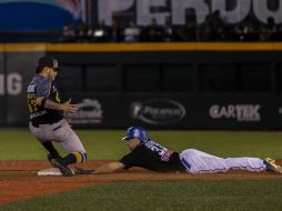 Billy Burns roba una base en la cuarta entrada, en la que los Charros anotaron 4 carreras. EL INFORMADOR/