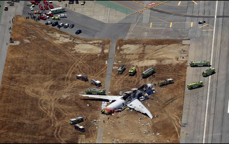 Autoridades trabajan en el sitio para determinar la causas que provocaron el accidente. AP/ARCHIVO