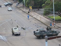 Un tanque bloquea la calle del Parlamento en Harare, cuyas calles fueron tomadas por horas. EFE/A. Ufumeli