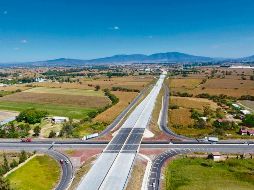 El Macrolibramiento recorre 111 kilómetros, está hecho de concreto hidráulico y tiene siete entronques a desnivel. ESPECIAL