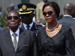 Foto de archivo del presidente de Zimbabue, Robert Mugabe, y su esposa Grace a su llegada al National Heroes Acre en Harare. EFE/A. Ufumeli
