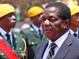 Foto de archivo del vicepresidente de Zimbabue Emmerson Mnangagwa, a su llegada al entierro del héroe de la guerra de liberación Don Muvuti. EFE/A. Ufumelli