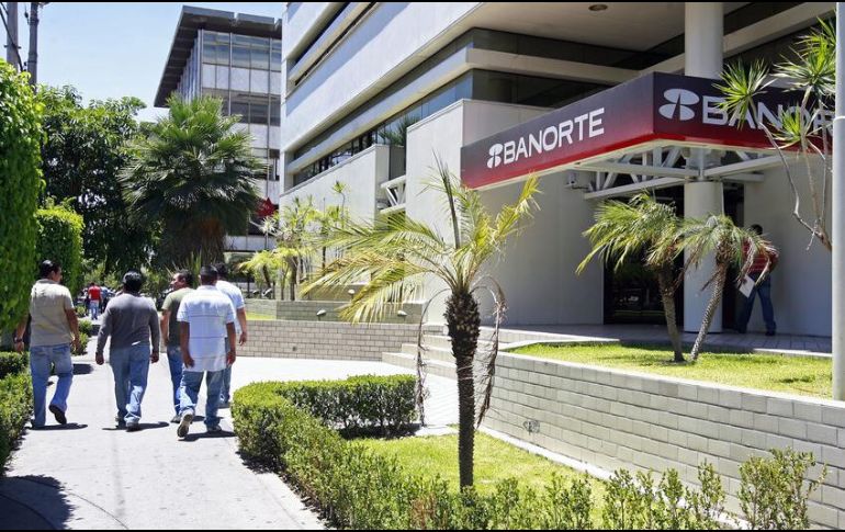 Los clientes de la banca tienen a su disposición todo el año los servicios de banca por teléfono, Internet y la red de cajeros automáticos. EL INFORMADOR / ARCHIVO