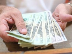 Para este miércoles se prevé que el tipo de cambio cotice entre 19.05 y 19.25 pesos por dólar. EL INFORMADOR / ARCHIVO