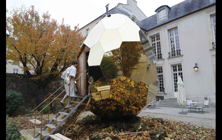 Un hombre entra a un sauna en forma de huevo, diseñado por los artistas suecos Lars Bergström y Mats Bigert, para una exhibición en el instituto sueco en París. AFP/P. Kovarik