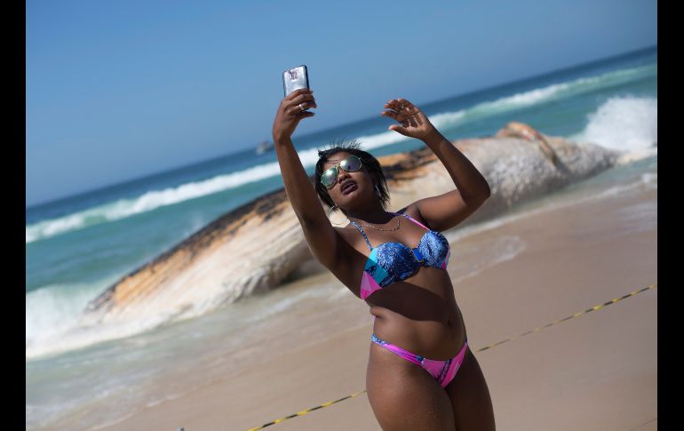 Una mujer se toma una selfie junto a una ballena muerta en la playa Ipanema de Río de Janeiro, Brasil. AP/S. Izquierdo