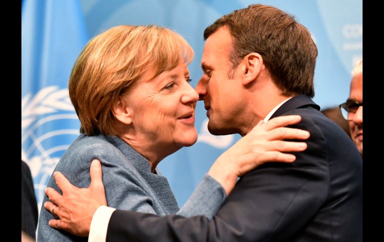 La canciller alemana Angela Merkel recibe al presidente francés Emanuel Macron, en el marco de la Cumbre del Clima de Bonn. AP/M. Meissner