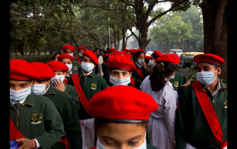 Estudiantes participan en una marcha para expresar su preocupación por los altos niveles de contaminación en Nueva Delhi, India. La calidad del aire esta semana ha sido la peor en lo que va del año. AP/M. Swarup