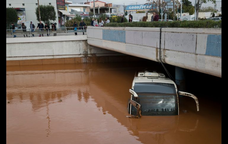 Un autobús quedó inundado en un tramo de una autopista en Elefsina, Grecia. Inundaciones provocaron la muerte de al menos cinco personas en el país. AP/P. Giannakouris