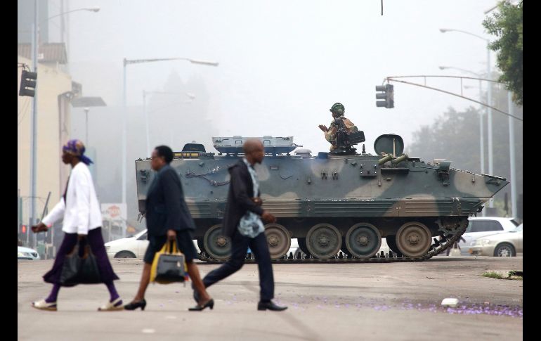 Un soldado patrulla en Harare, Zimbabue. Las fuerzas armadas controlaban la capital luego de que el presidente Robert Mugabe fue declarado bajo arresto domiciliario. AP