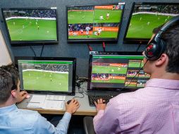 El sistema de videoarbitraje puede ser utilizado por el árbitro central para validar goles, marcar penaltis y tarjetas rojas, así como para verificar la identidad de un jugador. ESPECIAL / rfef.es