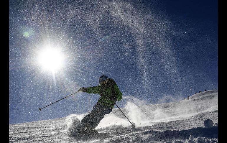 Personas esquían en el resort de Courchevel, en los Alpes franceses, tras una fuerte nevada. AFP/P. Desmazes