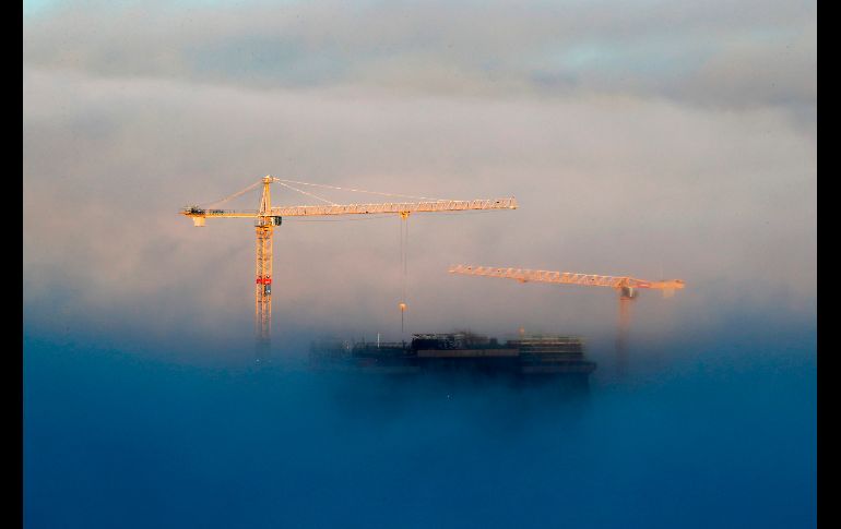 Grúas y el Munch Museum en construcción emergen entre una densa niebla en Oslo, Noruega. AFP/NTB Scanpix/C. Poppe