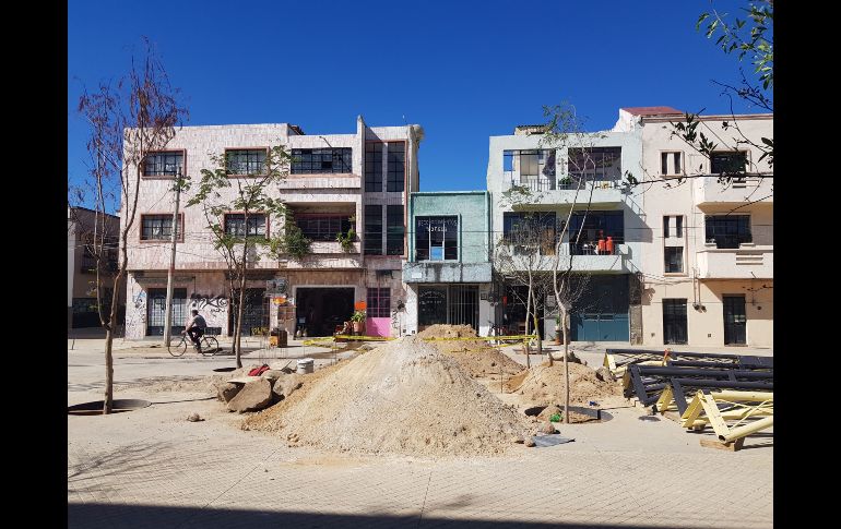 Los vecinos y comerciantes aún lidian con montones de tierra y diversos materiales de construcción. EL INFORMADOR / S. Rodríguez