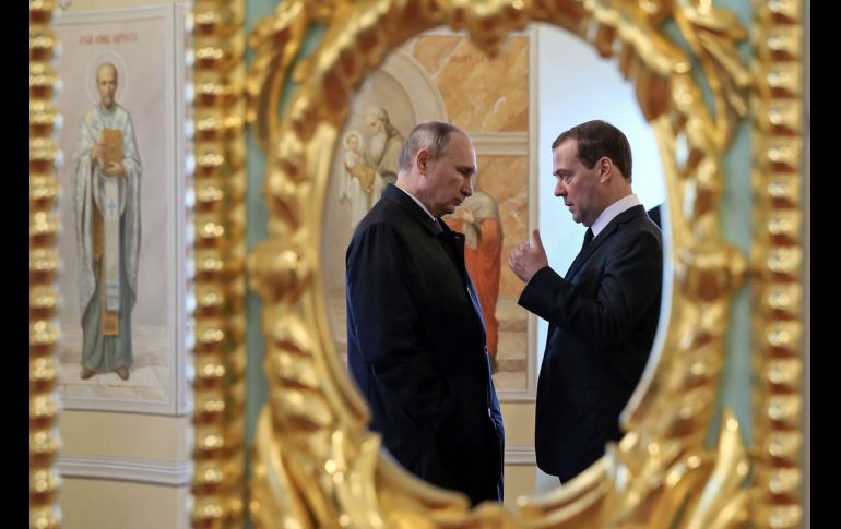 El presidente y el primer ministro de Rusia,  Vladimir Putin (i) y Dmitry Medvedev, respectivamente, visitan el monasterio ortodoxo Nueva Jerusalén en la ciudad de Istra. AFP/Sputnik/Y. Shtukina