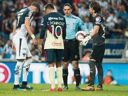 Polémica. Durante la tanda de penales, el pasto en la zona del manchón estaba flojo y se pidió el cambio de portería. MEXSPORT