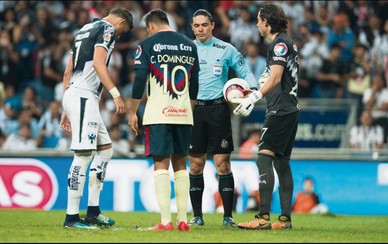 Polémica. Durante la tanda de penales, el pasto en la zona del manchón estaba flojo y se pidió el cambio de portería. MEXSPORT