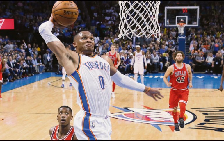 Russell Westbrook se eleva para conseguir dos de los 21 puntos que totalizó ayer en la victoria del Thunder de Oklahoma City sobre Chicago. AP