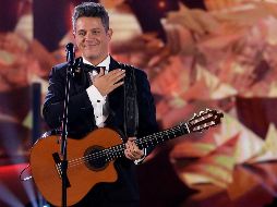 El cantante español Alejandro Sanz actúa durante la gala Persona del Año 2017 de la Academia Latina de Artes y Ciencias de la Grabación celebrada en su honor. EFE/M. Nelson