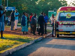 Varias personas toman el transporte para ir a sus trabajos. AFP/STRINGER