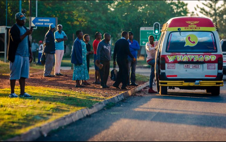 Varias personas toman el transporte para ir a sus trabajos. AFP/STRINGER