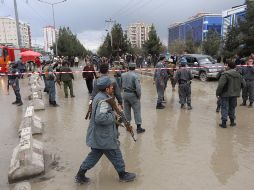 Cuerpos de seguridad afganos acuden al hotel afectado, en donde se desarrollaba un acto político en apoyo al gobernador de la provincia de Balkh, Atta Muhammad Noor. AP/R. Gul