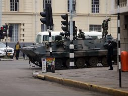 Un vehículo armado militar permanece estacionado en una calle de Harare. EFE/A. Ufumeli
