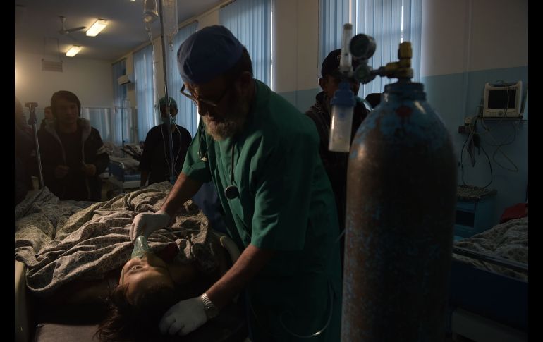 Un periodista afgano recibe antención en un hospital de Kabul, luego de un atentado. Al menos 14 personas murieron cuando un kamikaze hizo estallar sus explosivos frente a un salón de bodas, donde se celebraba una reunión política. AFP/S. Marai