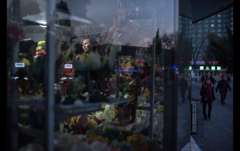 Vendedores preparan flores para el Día de las Madres en una tienda de Pyongyang, Corea del Norte. AFP/E. Jones